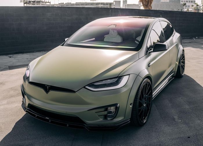 Modifikasi Tesla Model X tampil macho terbalut wrapping sticker hijau tua dof