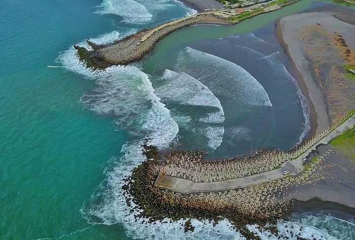 Dermaga tetrapod di Pantai Glagah Indah saat dilihat dari atas. 