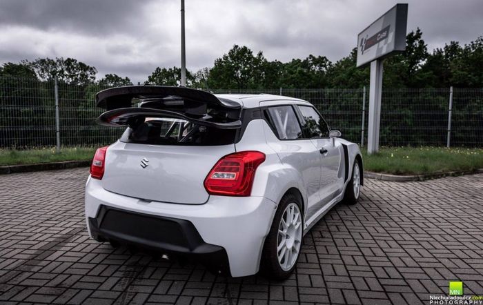 Tampilan belakang modifikasi Suzuki Swift bertenaga Evo X