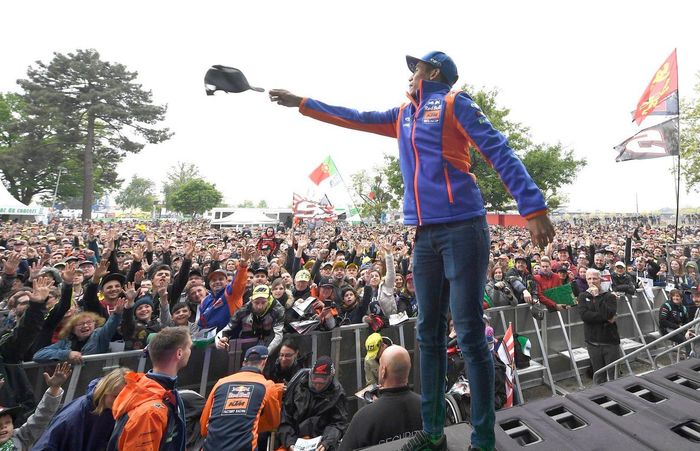 Hafizh Syahrin membagikan hadiah kepada penggemarnya di MotoGP Prancis