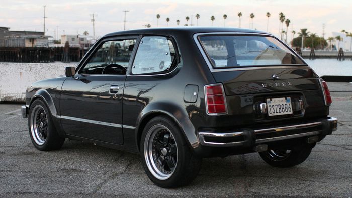 Honda Civic Koper pakai pelek Mugen MR5 warna hitam 