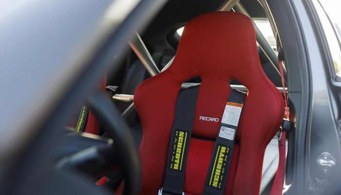 Jok Recaro Pole Position yang dilengkapi sabuk pengaman 6-titik