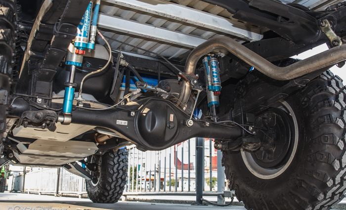 Kaki-kaki Toyota Hilux ditopang shock absorber lansiran King