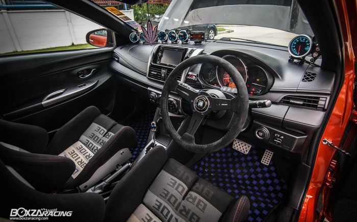 Kabin juga dibuat racing 