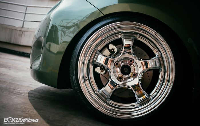 Pelek dan ban juga ikut diganti