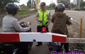Video : Nekat Terobos Palang Pintu Kereta Api, Polisi Ambil Kunci Motor Pengendara