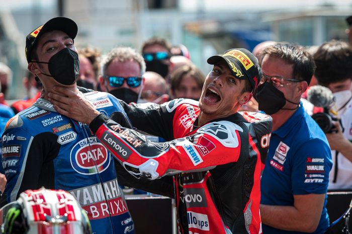 Dengan ekspresi bercanda, Michael Ruben Rinaldi geregetan terhadap Toprak Razgatlioglu yang mengalahkannya di race 2 WorldSBK Italia 2021