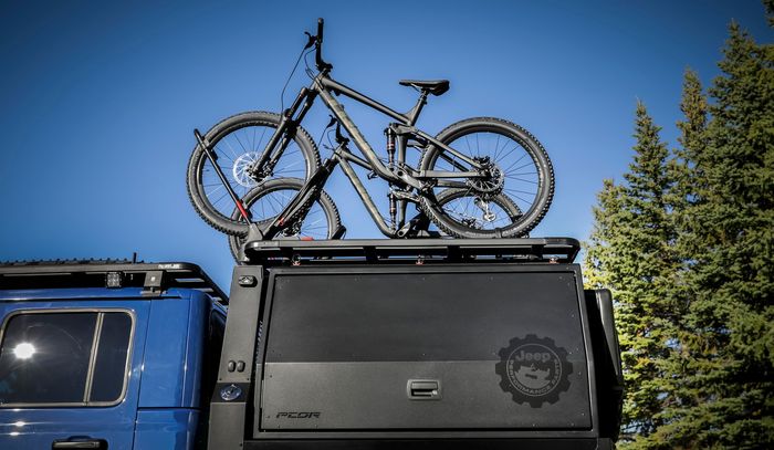 PCOR flatbed storage system plus bike rack pada Jeep Gladiator Top Dog Concept