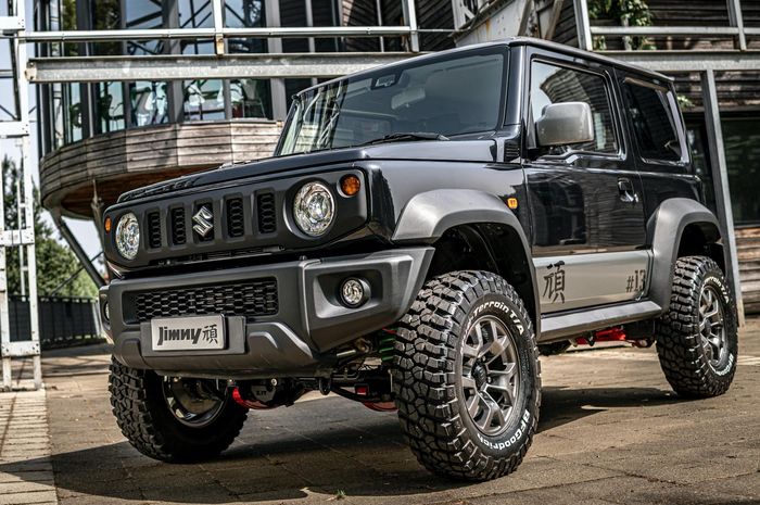 Suzuki Jimny Kena Ubahan Simpel, Makin Gagah Modal Stiker dan Kaki