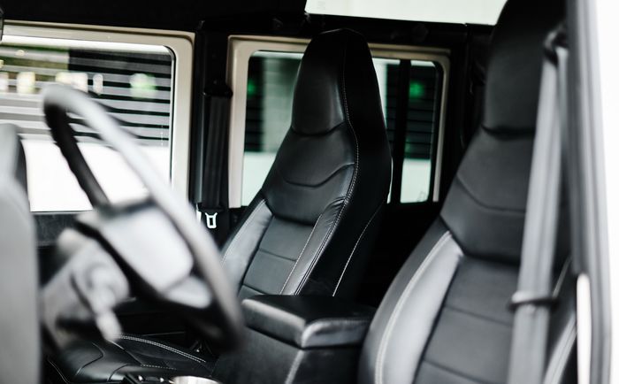 Tampilan kabin Land Rover Defender yang kekinian