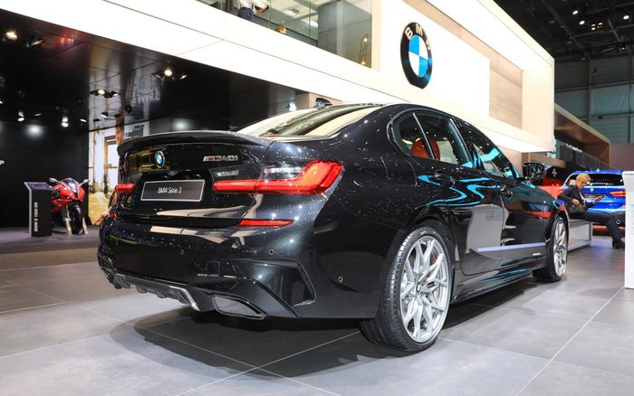Tampilan belakang BMW Seri 3 M340i dengan body kit M Performance