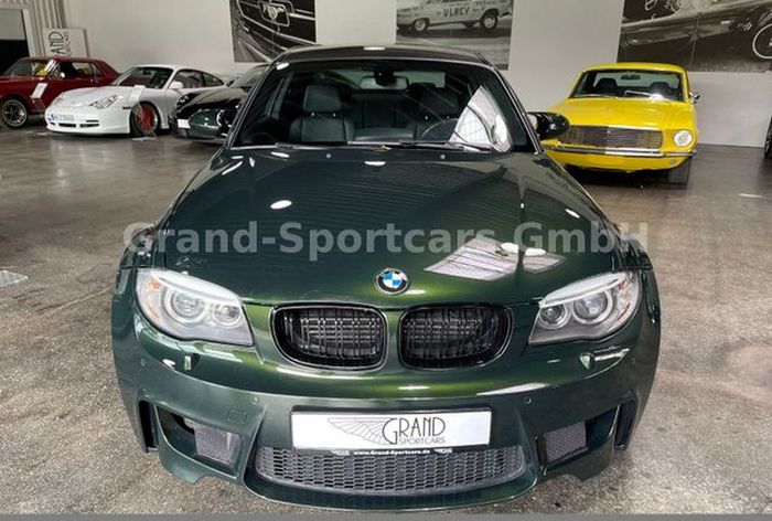 Tampilan depan modifikasi BMW 1M dengan balutan jubah hijau metalik