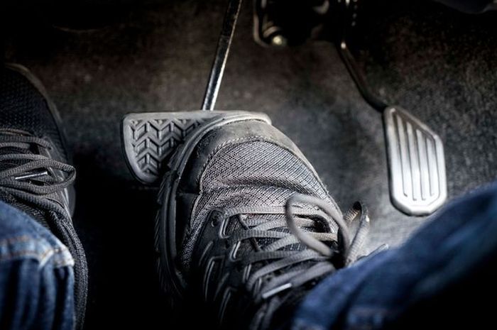 Posisi kaki kiri benar-benar 'istirahat', hanya kaki kanan saja yang mengoperasikan pedal pada mobil matik