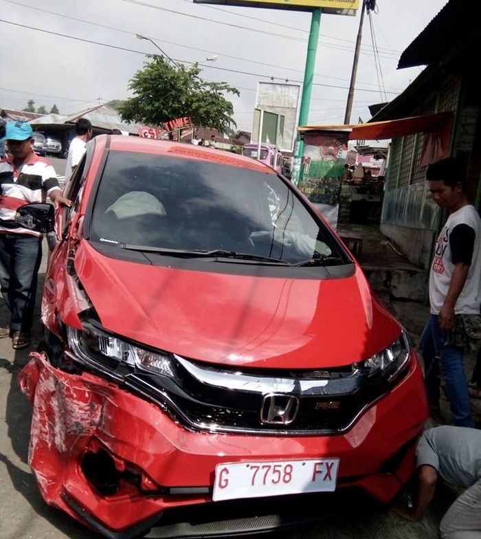 Honda Jazz kecelakaan di Tegal
