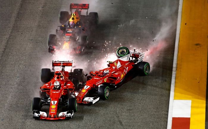 Dua pembalap Ferrari, Sebastian Vettel dan Kimi Raikkonen tabrakan saat start GP F1 Singapura 2017