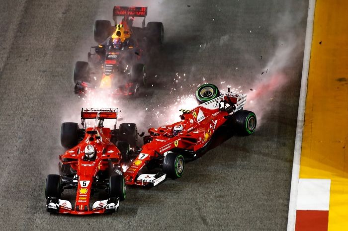 Dua pembalap Ferrari, Sebastian Vettel dan Kimi Raikkonen tabrakan saat start GP F1 Singapura 2017