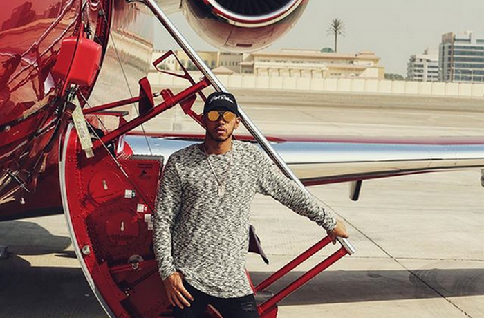 Lewis Hamilton sering bepergian menggunakan pesawat pribadinya