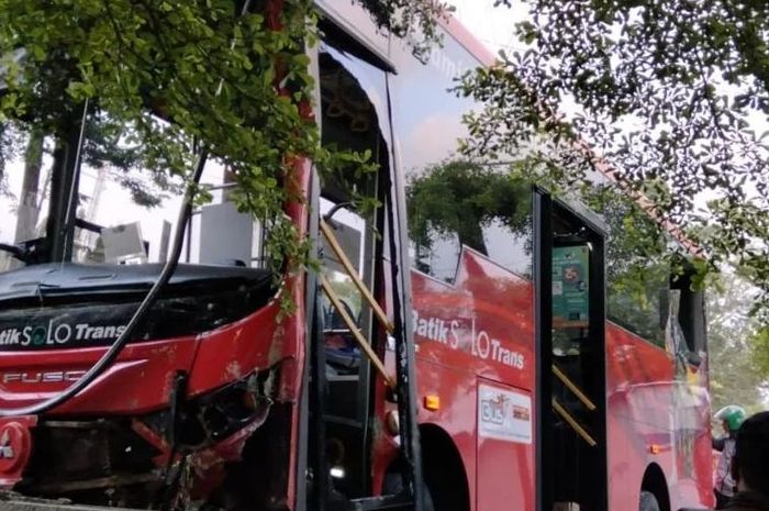 Satu unit bus BST terlibat insiden kecelakaan di Kawasan Jurug, Kota Surakarta, Selasa (14/03/2023)
