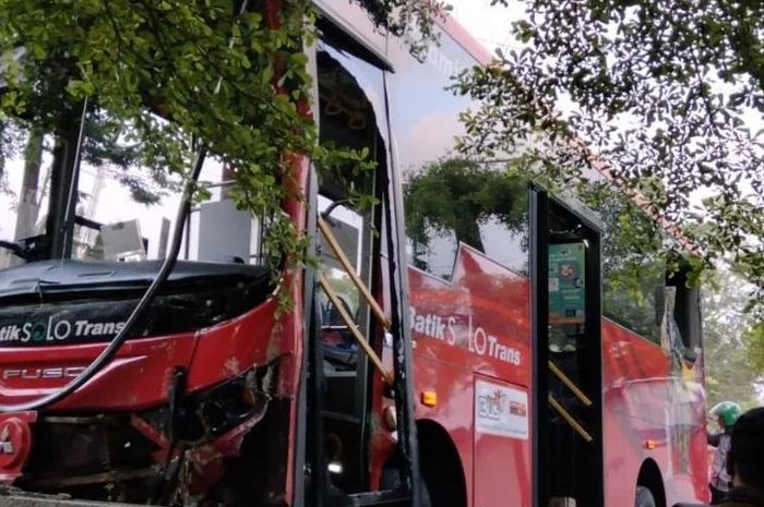 Satu unit bus BST terlibat insiden kecelakaan di Kawasan Jurug, Kota Surakarta, Selasa (14/03/2023)