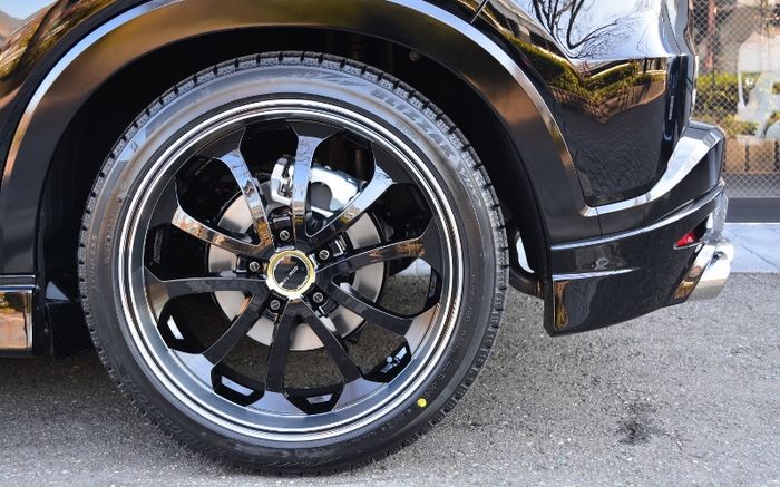 Modifikasi Honda HR-V lama ditopang pelek Juno Babel 19 inci warna hitam 