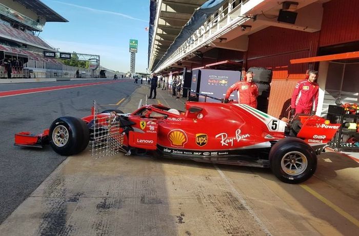 Sebastian Vettel punya pendapat berbeda mengenai ban F1 Pirelli setelah tes hari pertama di Barcelona