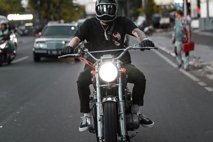Ilustrasi riding dengan Honda CB550.