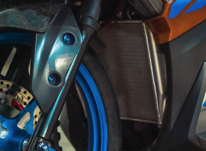 Yamaha Aerox pasang radiator BPro jumbo dibalik ban depan