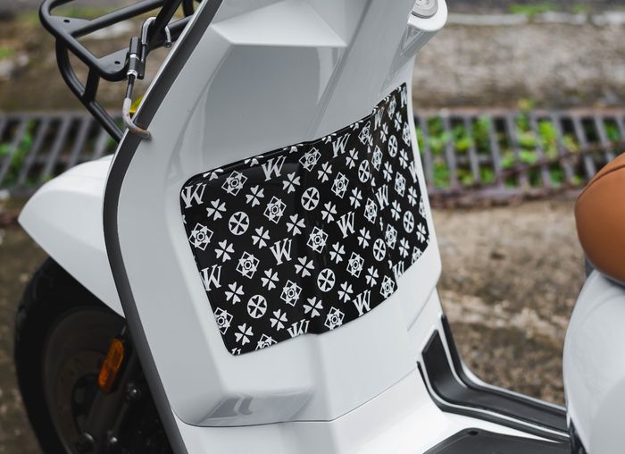 Beberapa bagian bodi Lambretta V200 seperti tutup boks dilapis decal