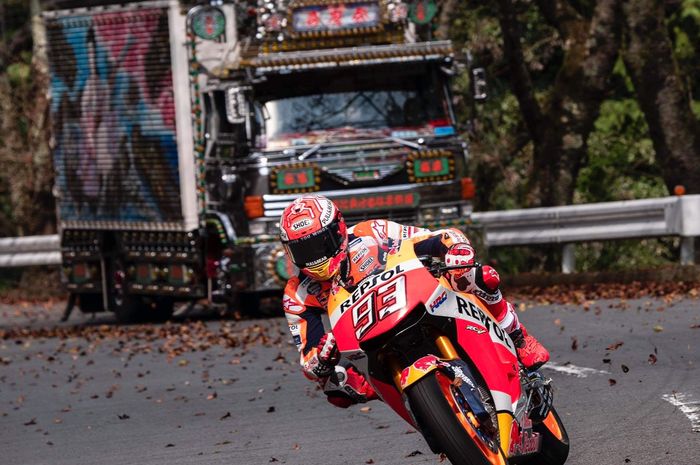 Marc Marquez salip truk di pegunungan Hakone