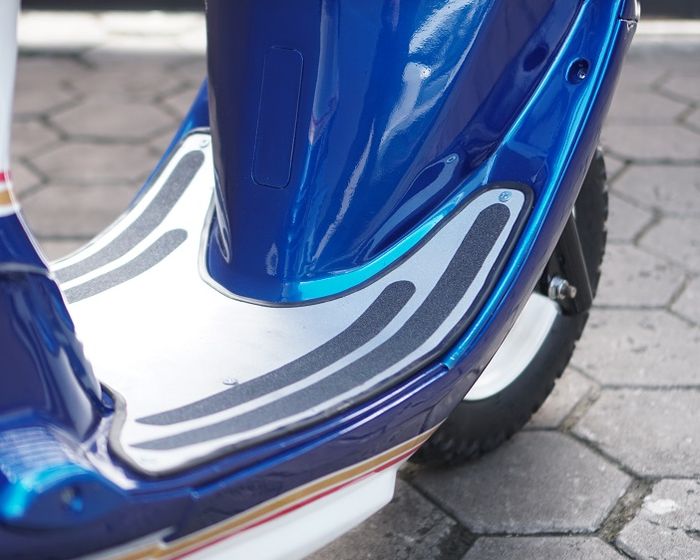  Bagian dek dan bodi kasar Kymco Trend ikut dilabur kelir biru