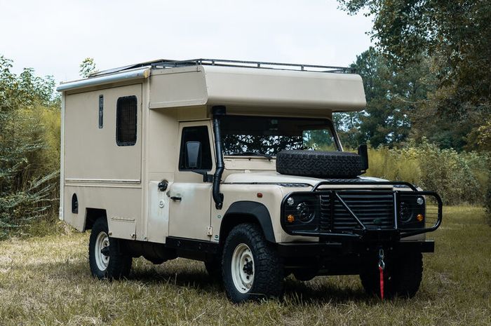 Restomod Land Rover Defender klasik menjadi campervan tangguh