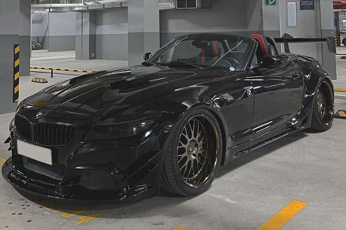 Modifikasi BMW Z4 serba hitam pakai body kir Varis