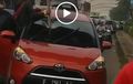 Ngeri Besi Hollow Proyek Tol Cimanggis - Cibitung Nancap di Kaca Depan Toyota Sienta