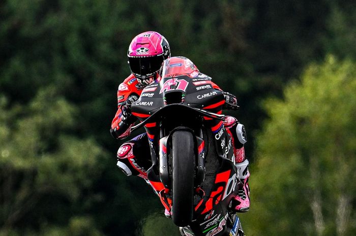 Aleix Espargaro kemungkinan besar menunda pensiun dari MotoGP, tapi Aprilia juga kepikiran merekrut Marc Marquez atau Fabio Quartararo