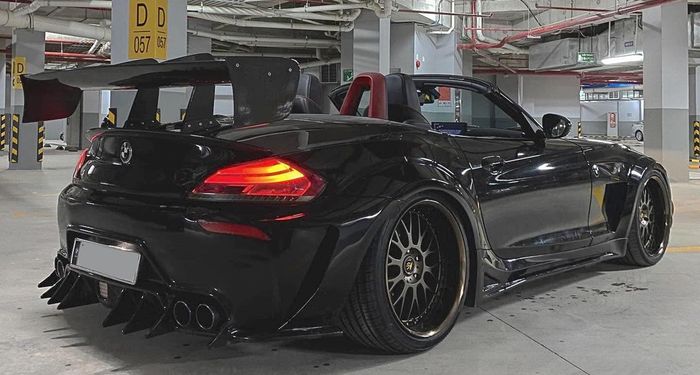 Tampilan belakang modifikasi BMW Z4 serba hitam