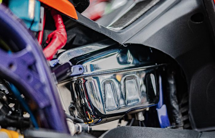 Yamaha Aerox repaint rangka ungu plus krom tabung tangki bensin