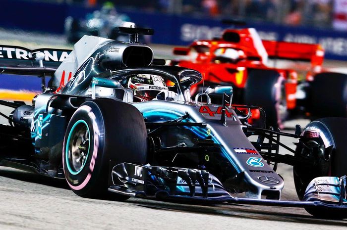 Lewis Hamilton memenangkan pertarungan atas pembalap tim Red Bull dan Ferrari di F1 SIngapura 2018