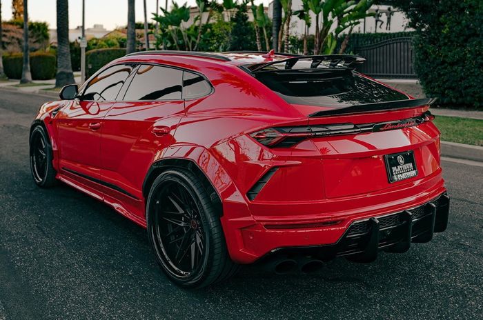 Tampilan belakang modifikasi Lamborghini Urus makin sangar pakai wide body Prior Design