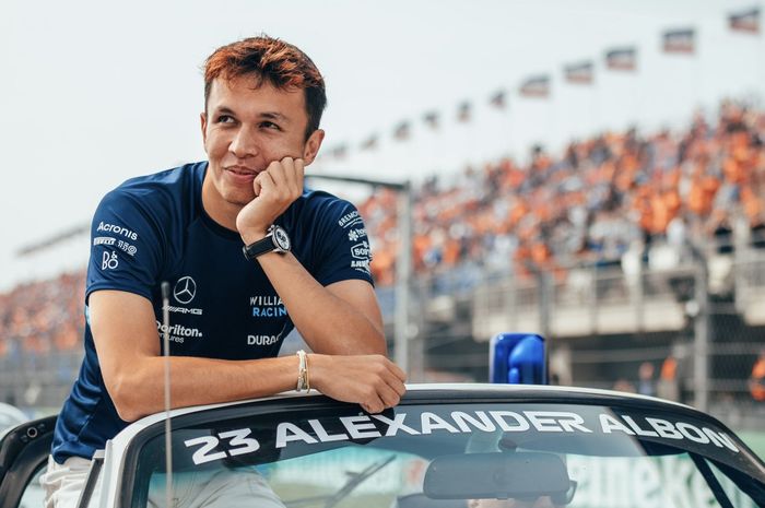 Setelah absen karena sakit radang usus buntu di Italia, Alex Albon kembali balapan di F1 Singapura