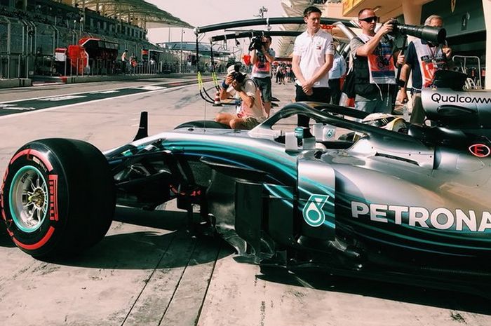 Mobil Mercedes Lewis Hamilton ganti girboks di F1 Bahrain, membuatnya kena penalti mundur 5 posisi start