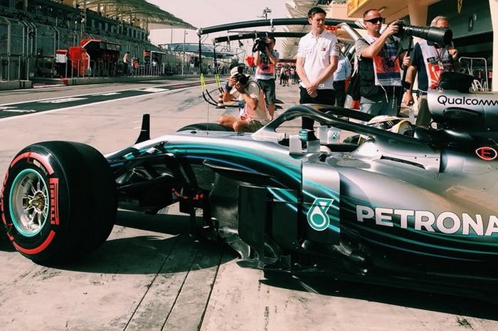Mobil Mercedes Lewis Hamilton ganti girboks di F1 Bahrain, membuatnya kena penalti mundur 5 posisi start