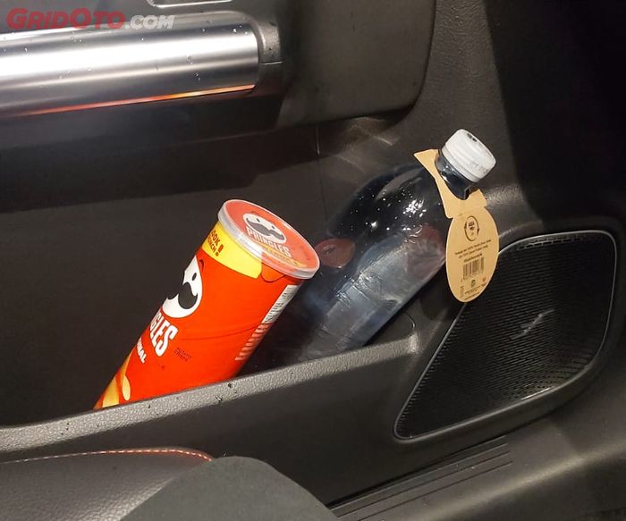 Saku penyimpanan di pintu Mercedes-AMG GLA 35 4MATIC buat taruh minuman dan snack