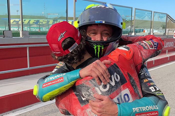 Valentino Rossi dan Pecco Bagnaia setelah balapan di MotoGP Emilia Romagna 2021