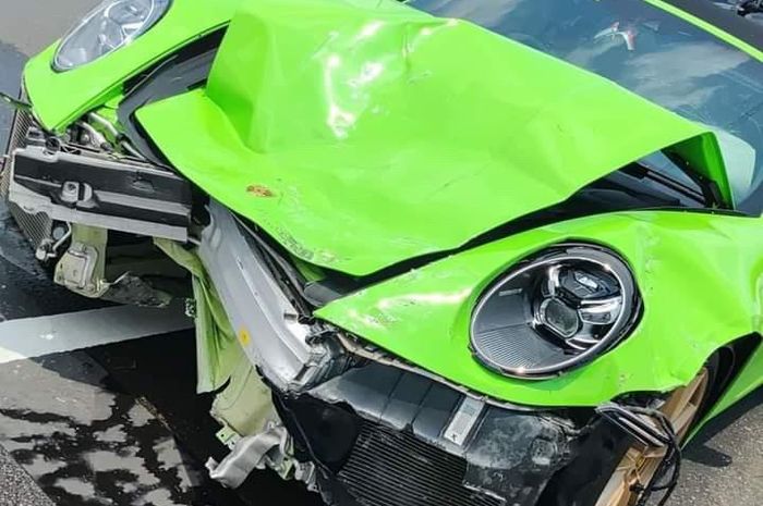 Porsche 911 mengalami ringsek usai menabrak Nissan Livina di tol Porong
