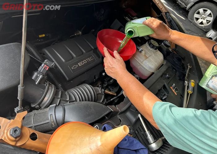 Proses ganti oli mobil