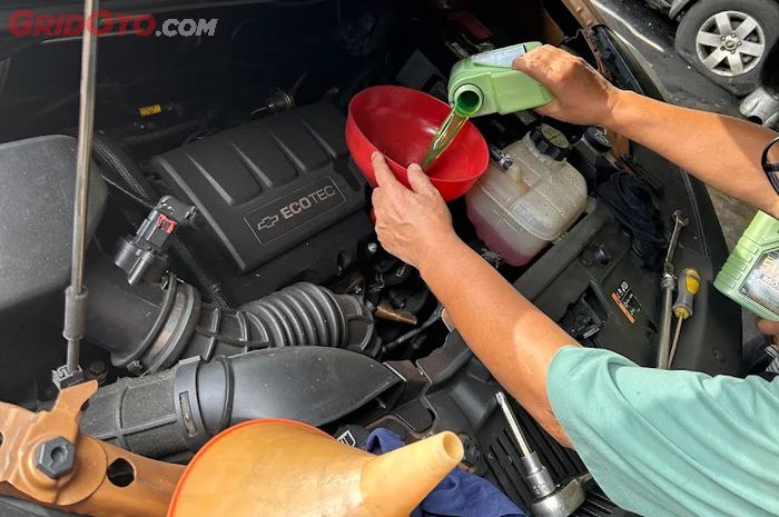 Proses ganti oli mobil