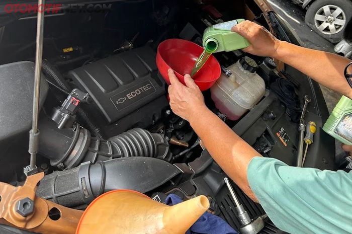 Proses ganti oli mobil