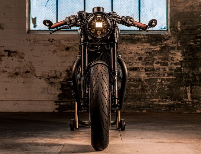 Area kokpit dibuat khas cafe racer