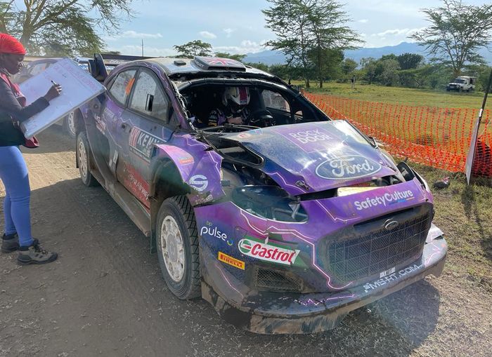 Kondisi mobil Puma Rally1 milik Gus Greensmith yang mengalami kecelakaan di SS8 Reli Safari 2022