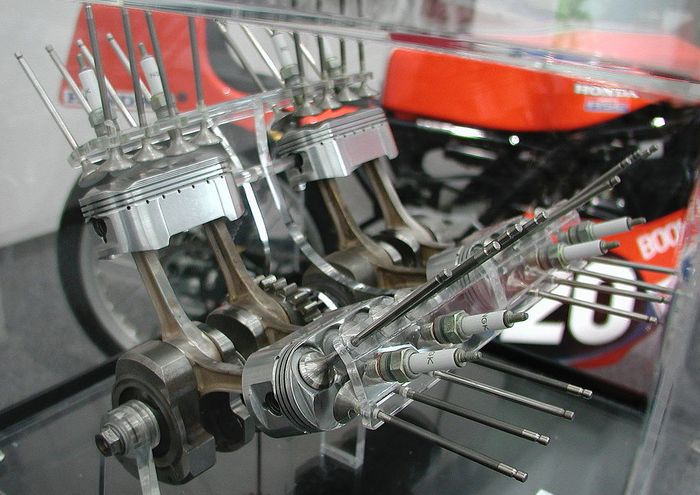 Honda NR750 punya piston oval dan 8 klep di tiap silindernya